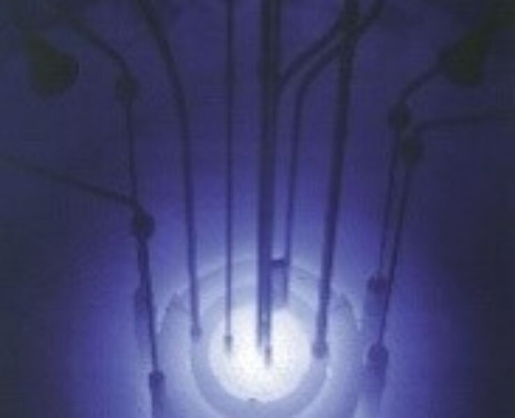 Plus vite que la lumière : neutrinos et gammas, quand la lumière bleue trahit l’invisible